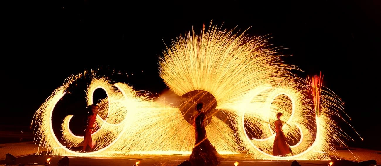 Spectacle de feu à la nuit tombée
